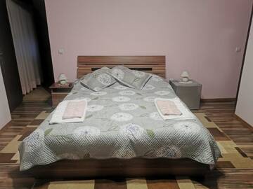 Фото номера Двухместный номер с 1 кроватью, вид на сад Проживание в семье Casa Suzy &amp; Roxy г. Arpaşu de Jos 2