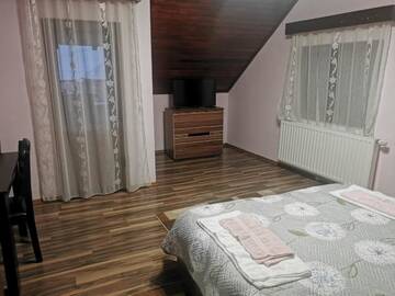 Фото номера Двухместный номер с 1 кроватью, вид на сад Проживание в семье Casa Suzy &amp; Roxy г. Arpaşu de Jos 3